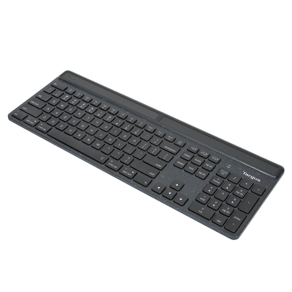 Un teclado negro con panel táctil y superficie gris claro sobre fondo blanco.