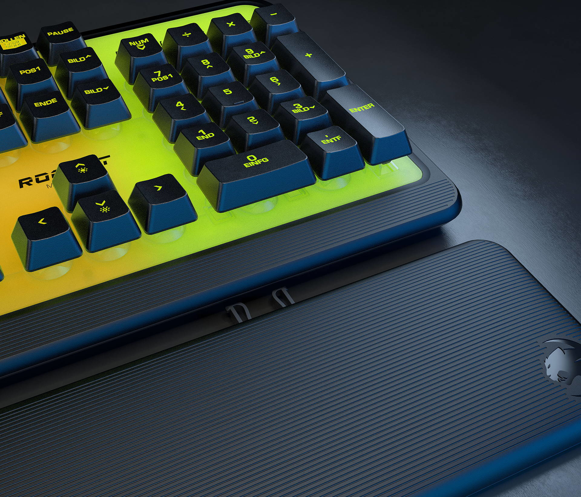 Tastatur mit beleuchteten Tasten, gelber und grüner Beleuchtung und blauem Rahmen.