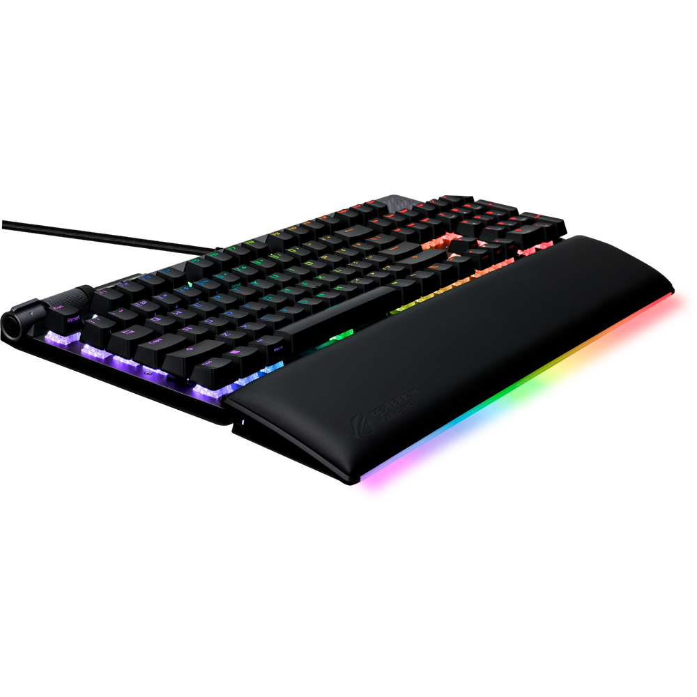 Un teclado para juegos negro con luces LED de colores. Tiene un reposamuñecas. El teclado está sobre un fondo blanco.