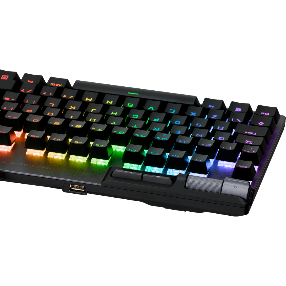 Teclado negro con teclas de colores arcoíris y puerto USB. Es un teclado gaming.