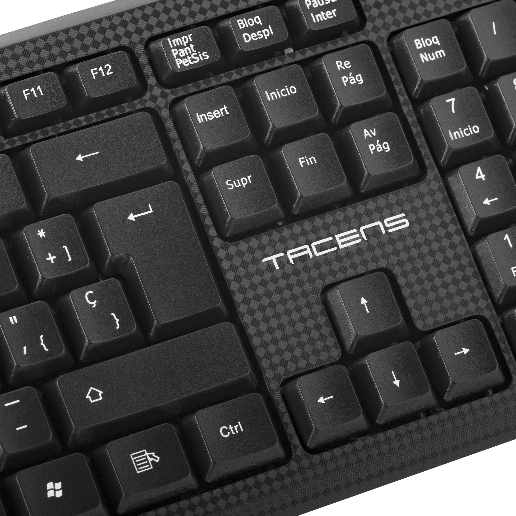 Primer plano de un teclado negro con teclas y la marca TACENS.