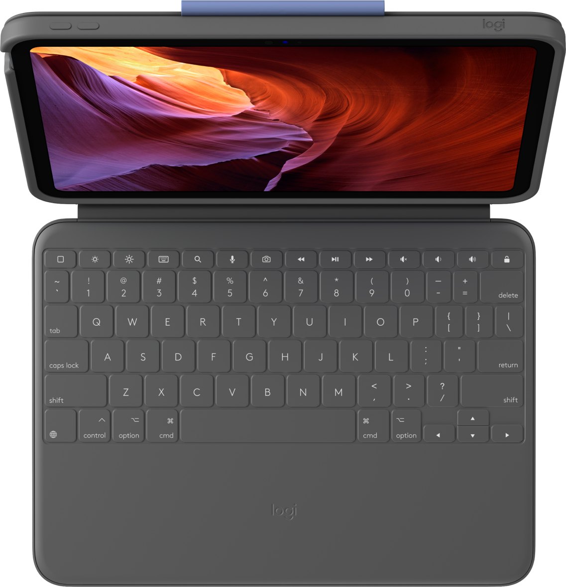 Tablet met grijs toetsenbord, blauwe standaard en open scherm met kleurrijk landschap.