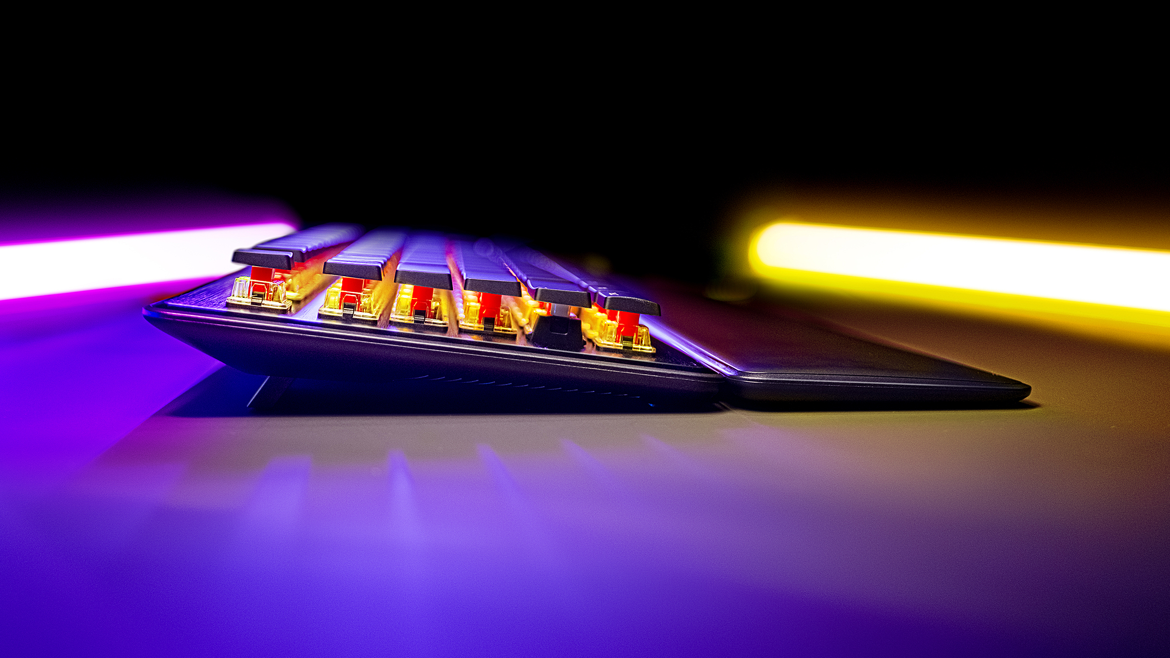 Zbliżenie klawiszy klawiatury. Klawisze są podświetlane na czerwono i żółto.