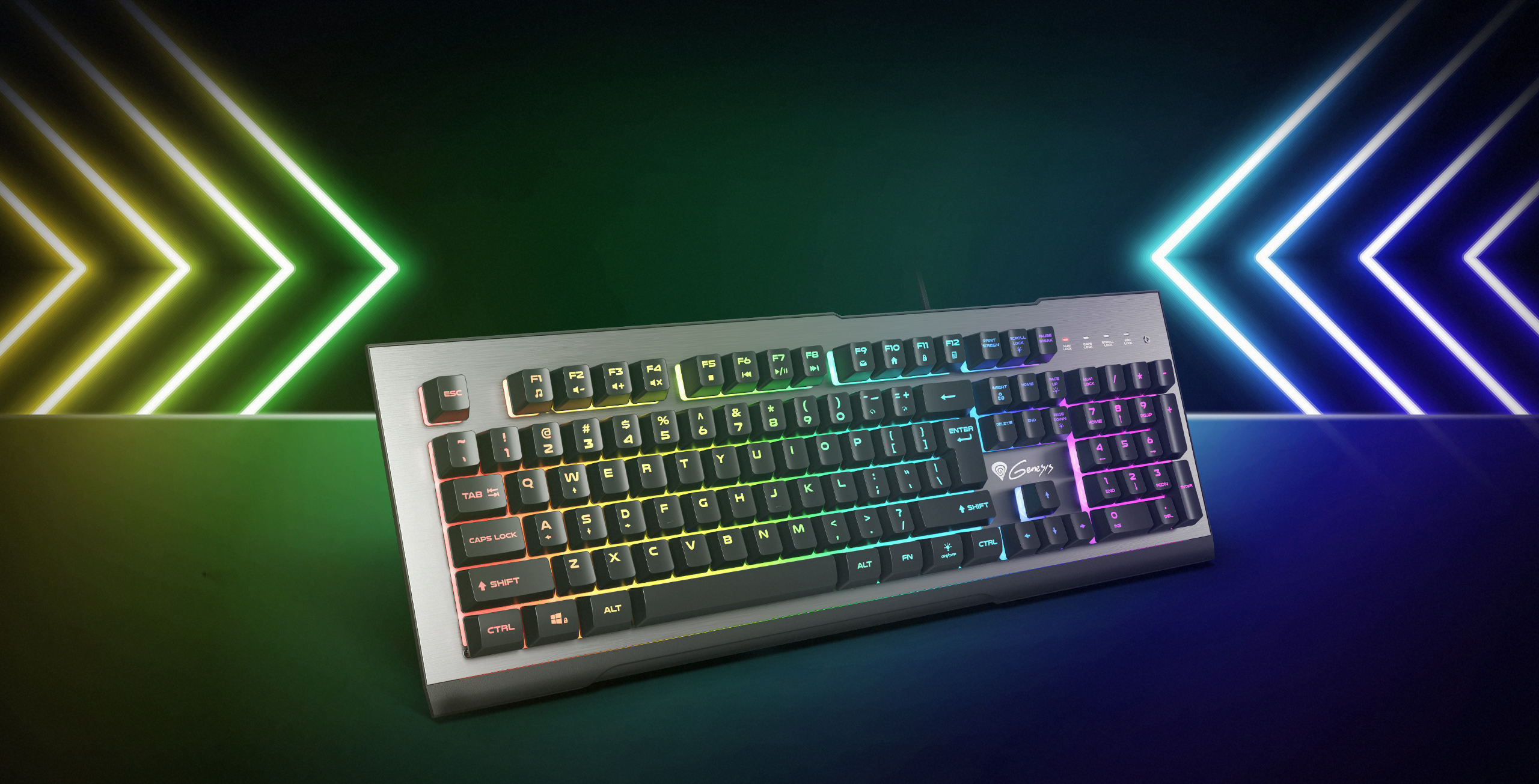 Eine silberne und graue Tastatur mit farbenfrohen beleuchteten Tasten. Der Hintergrund ist ein Farbverlauf von Grün zu Blau.