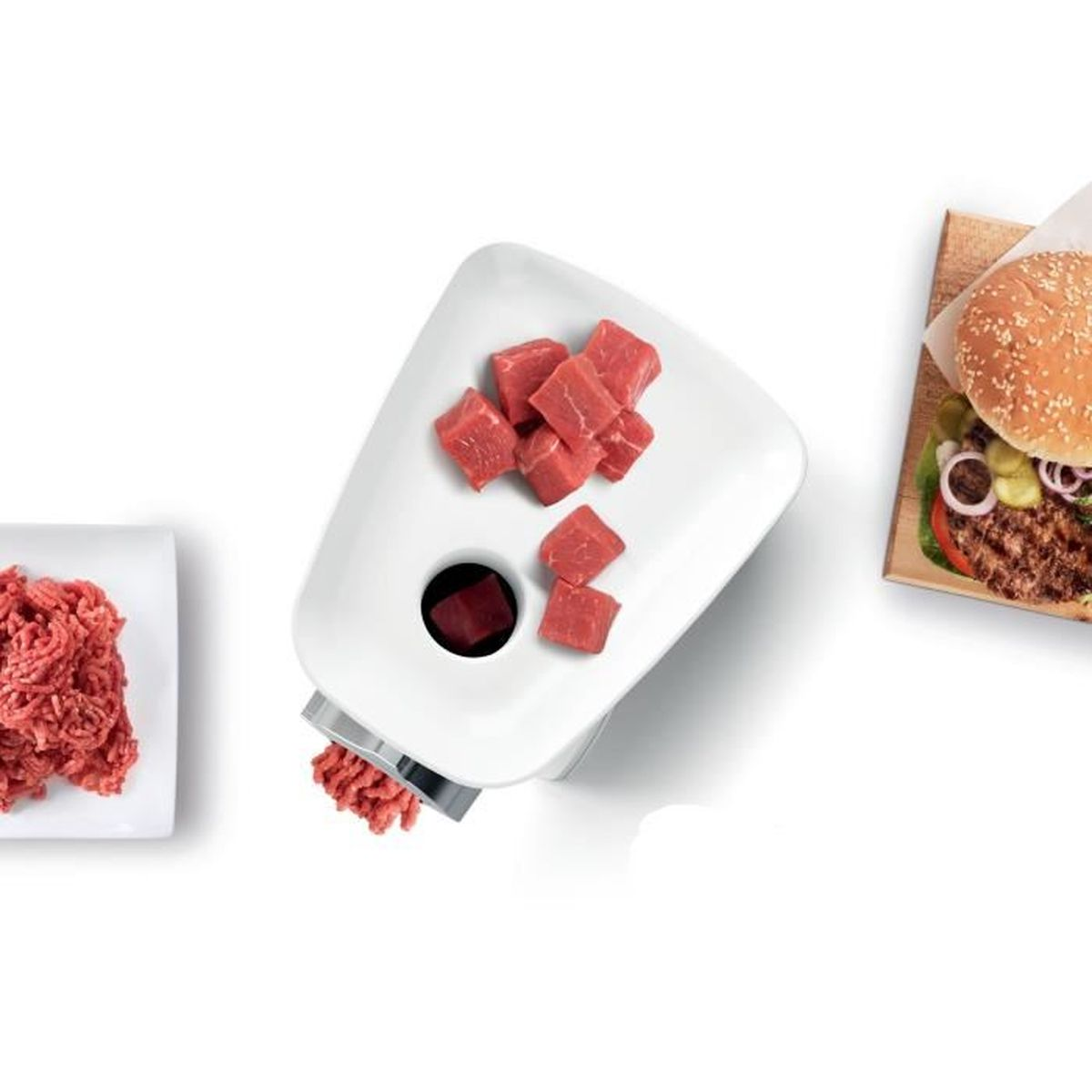 Biała maszynka do mielenia mięsa z surowym mięsem i mięsem mielonym. Z boku jest burger. Tło jest białe.