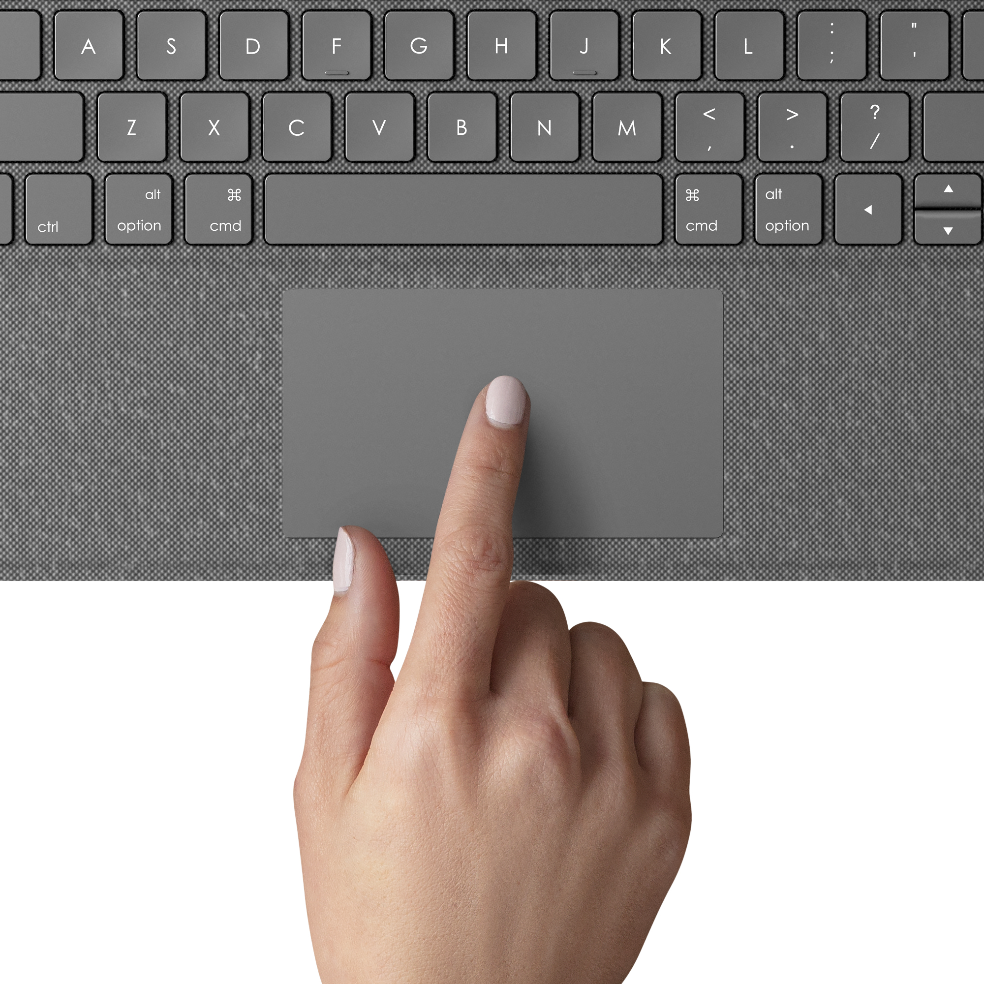 Una mano tocca il touchpad di un laptop. Il laptop è su una superficie grigia.