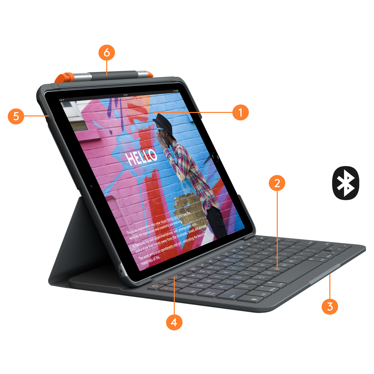 Tablet con custodia tastiera. Lo schermo mostra testo e immagini. C'è uno stilo sopra.