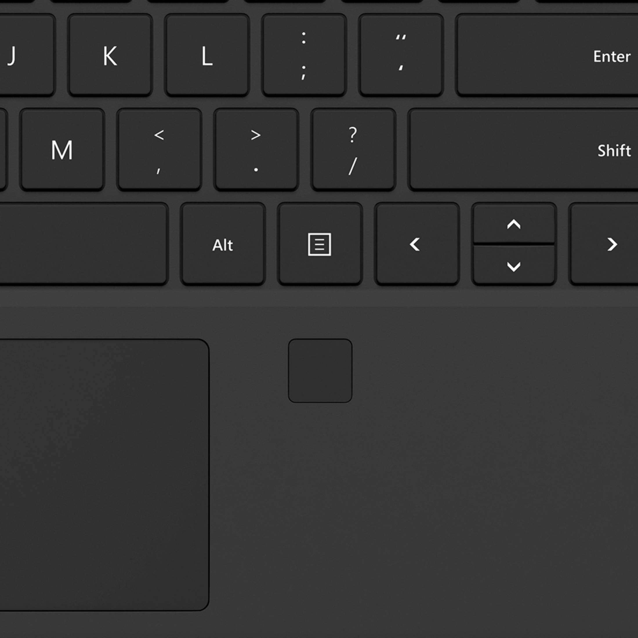 Nahaufnahme einer schwarzen Tastatur mit weißen Tasten. Buchstaben, Zahlen und Symbole sind sichtbar.