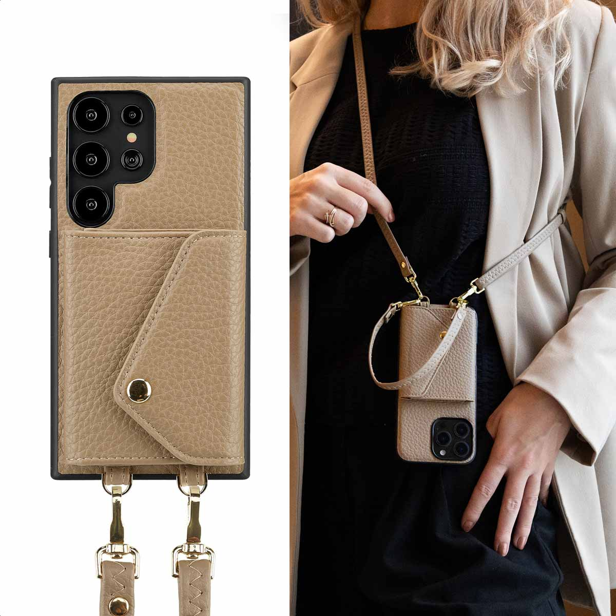 Personne tenant un téléphone dans un étui en cuir beige avec une lanière. Une lanière et un emballage supplémentaires sont également présentés.