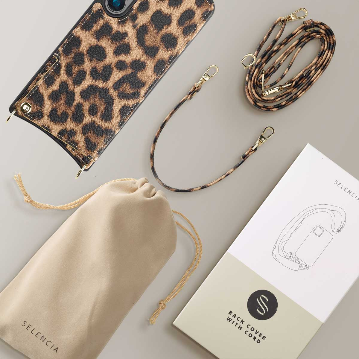 Custodia per telefono con stampa leopardata con cordini, un sacchetto con coulisse e una scatola con l'etichetta 'Back Cover with Cord'.