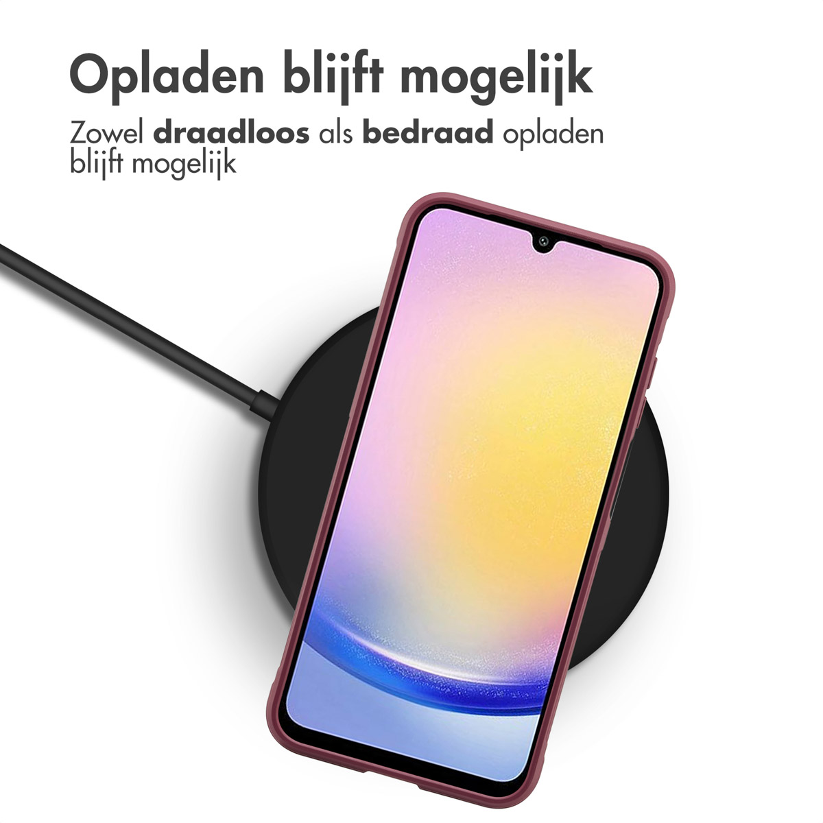 Telefoon op draadloze oplader, in een hoesje. Witte achtergrond.