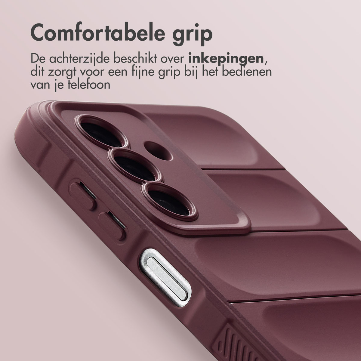 Close-up van een bordeaux telefoonhoesje. Het heeft een gewatteerd ontwerp. De hoes is schuin om de zijknoppen te laten zien.