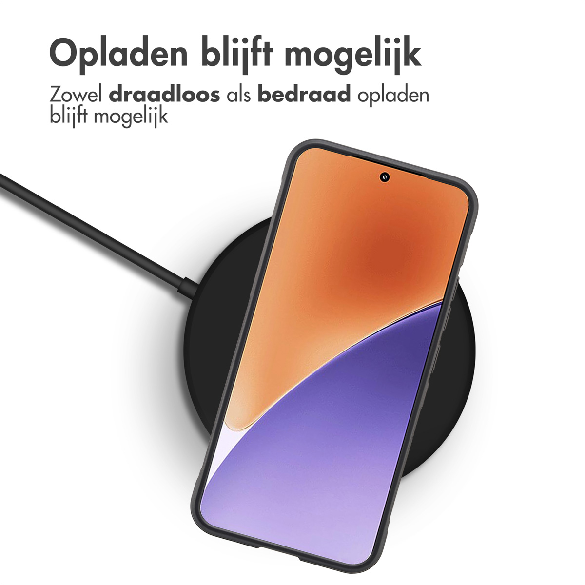 Étui de téléphone noir sur un chargeur sans fil avec un téléphone dessus.
