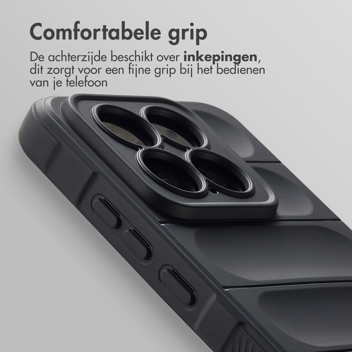 Coque de téléphone noire, texturée, avec protubérance de caméra. Vue rapprochée.