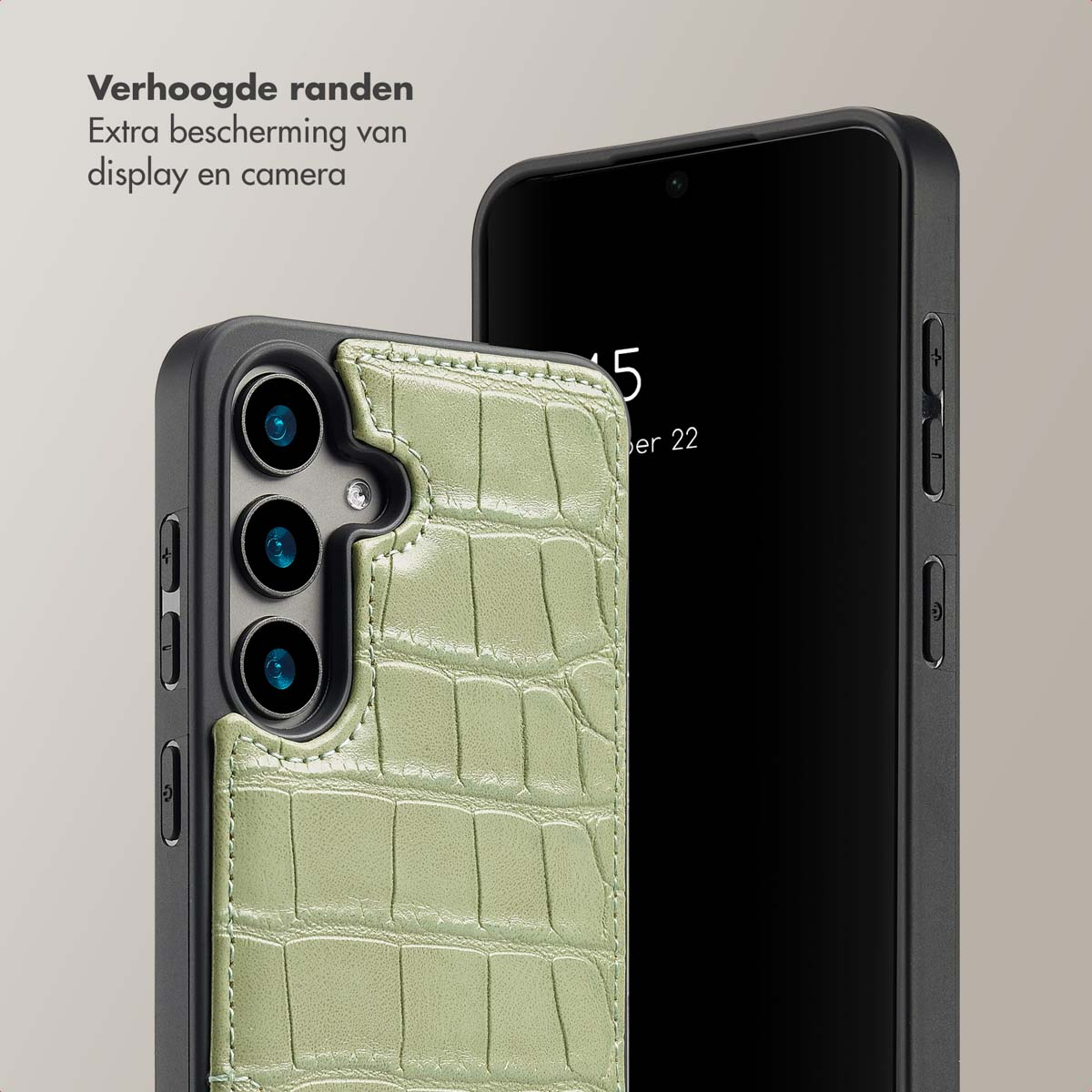 Groene telefoonhoes met krokodillenleer textuur. De telefoon toont de datum.