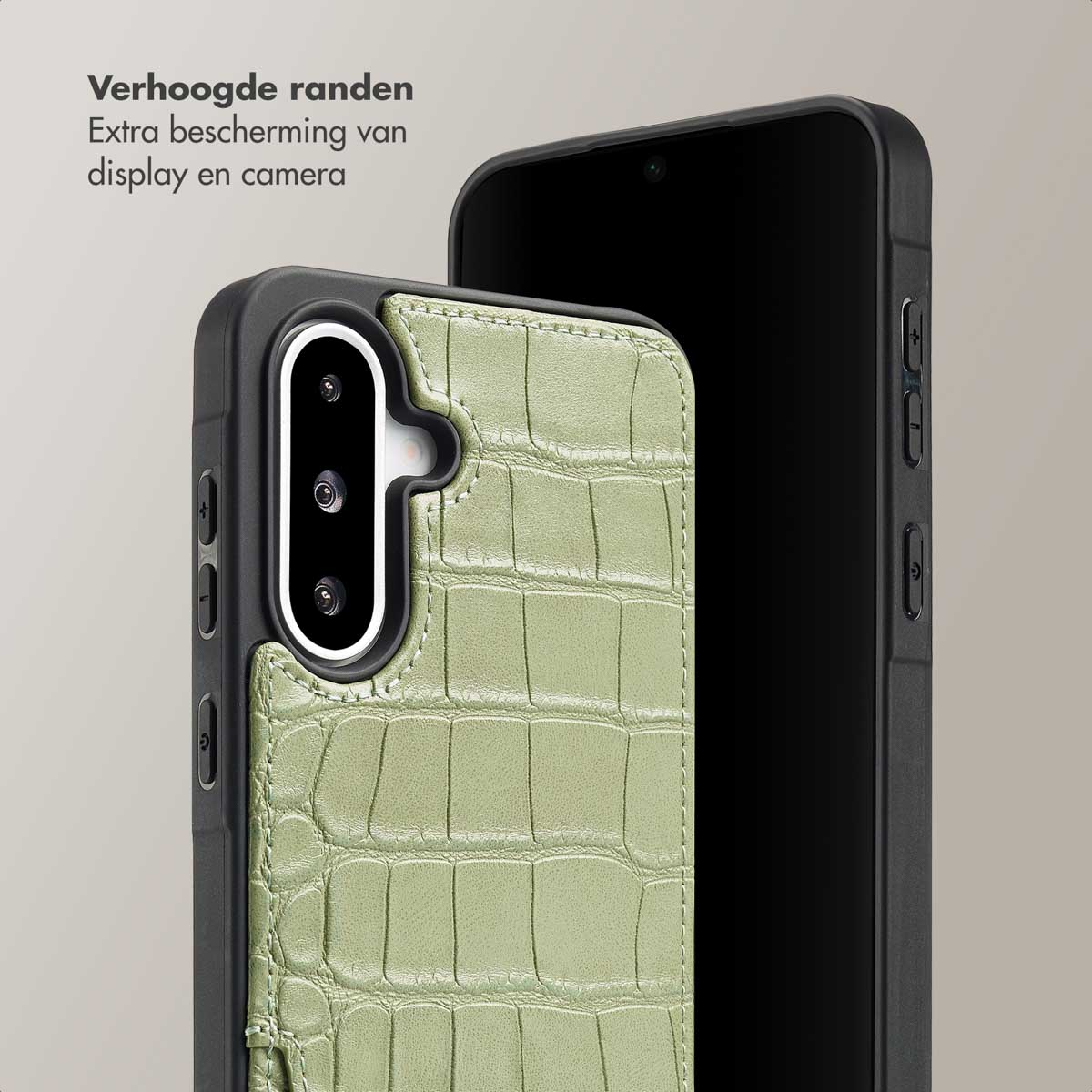 Un étui de téléphone avec une texture de crocodile verte est à côté d'un téléphone noir. L'étui du téléphone est à gauche.