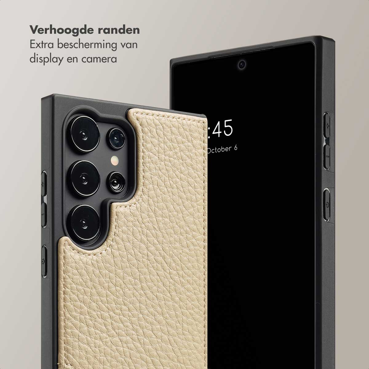 Gros plan d'un étui de téléphone beige avec téléphone. Vue latérale d'un étui et d'un téléphone avec écran visible.