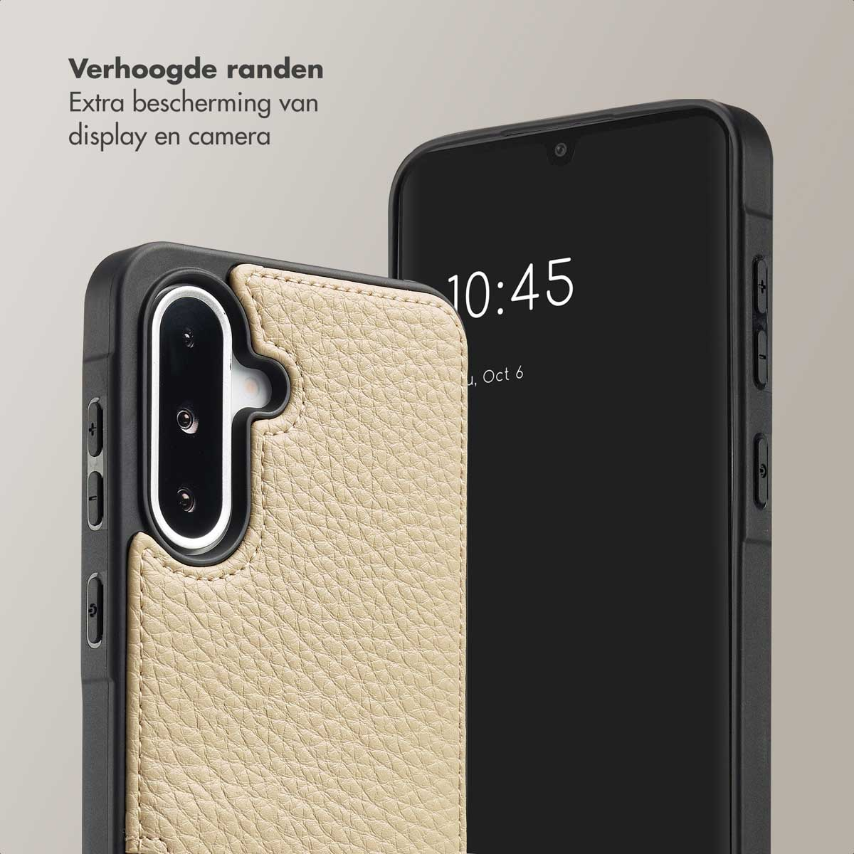 Gros plan d'une coque de téléphone, écran de téléphone en arrière-plan. Fond beige clair.