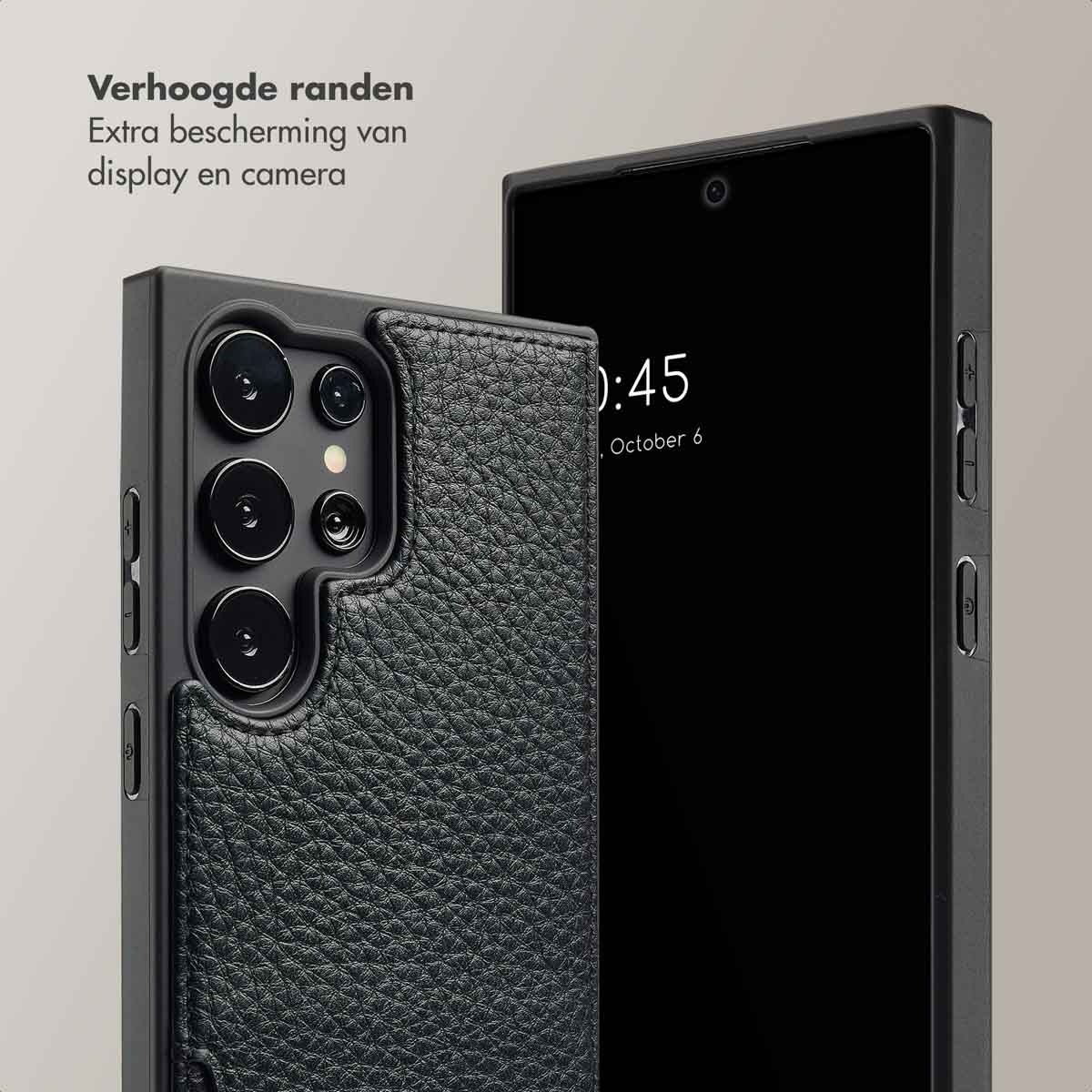 Coque de téléphone en cuir noir avec un téléphone. Le téléphone a une horloge numérique sur l'écran.