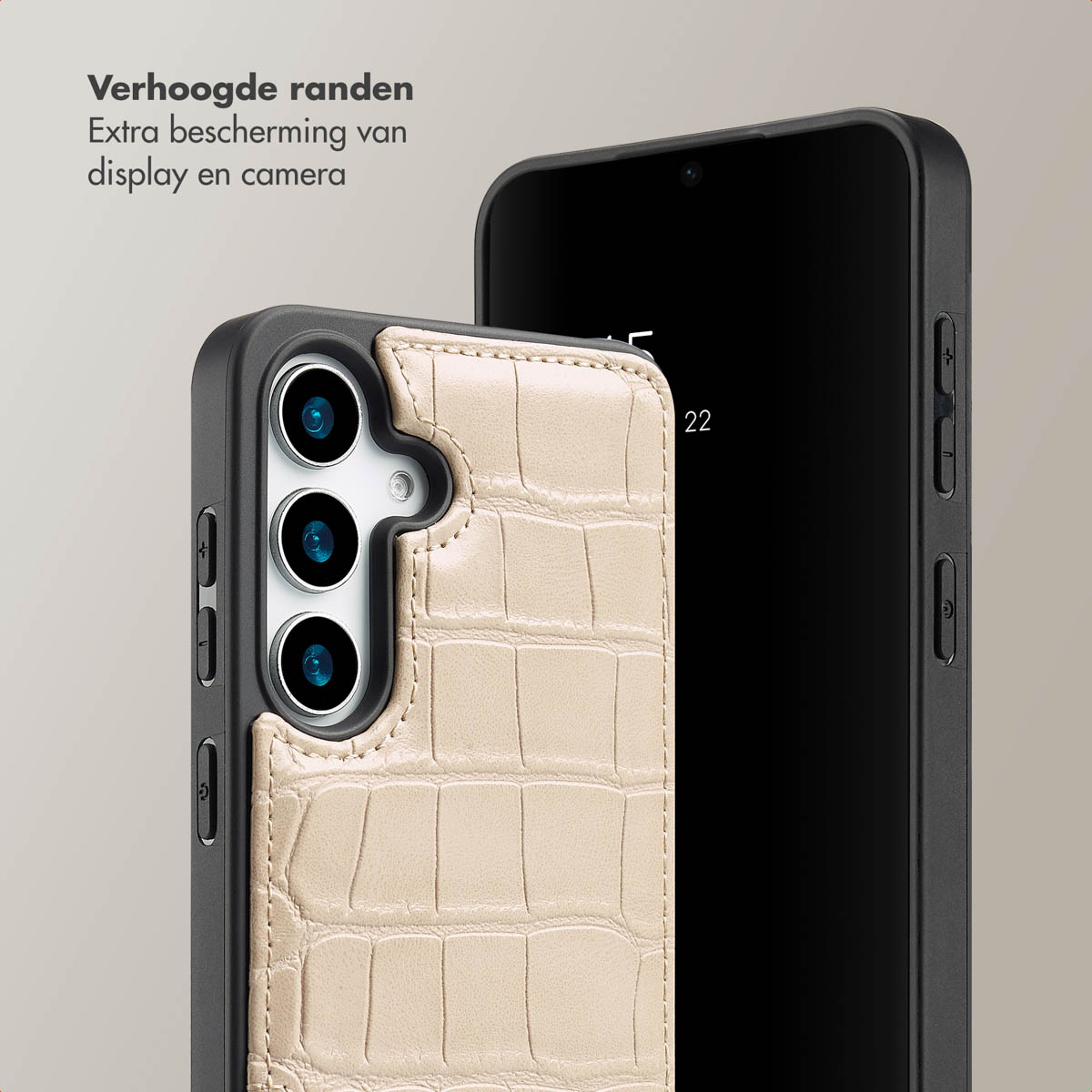 Close-up van een telefoon met een beige krokodiltextuur hoesje, naast een zwarte telefoon.
