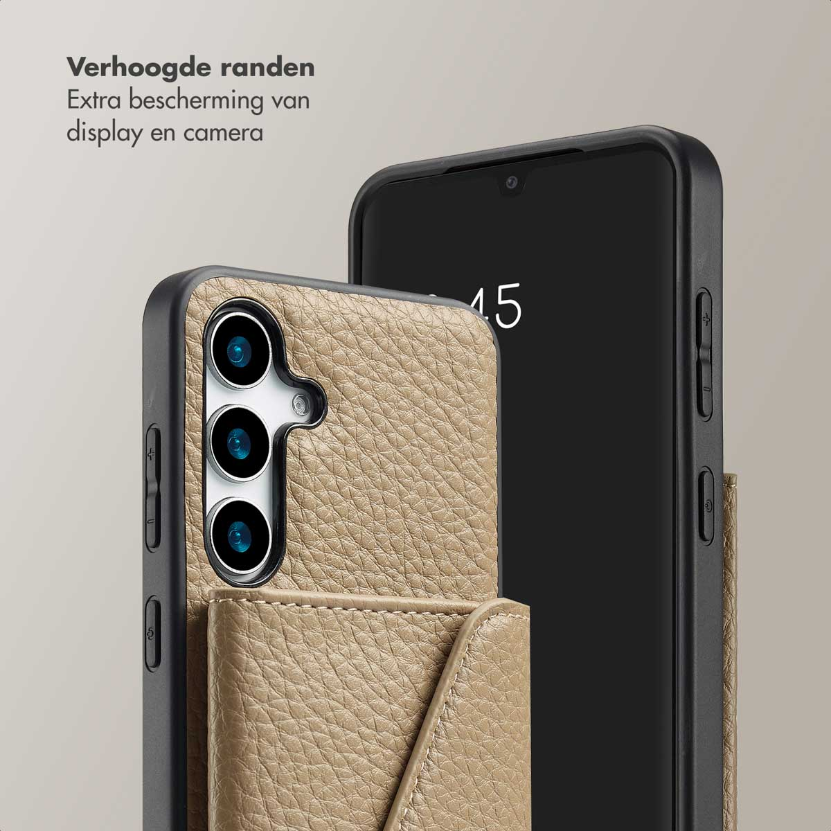 Close-up van een telefoonhoesje met de telefoon erin. Beige hoes met een zwarte telefoon. De tekst 'Verhoogde randen'.