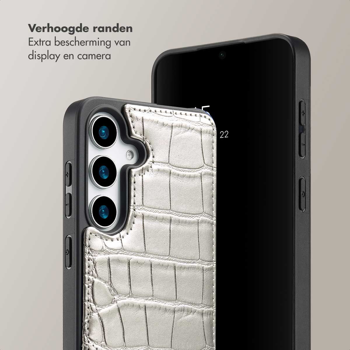 Zilveren telefoonhoes close-up. De telefoon is zichtbaar op de achtergrond.