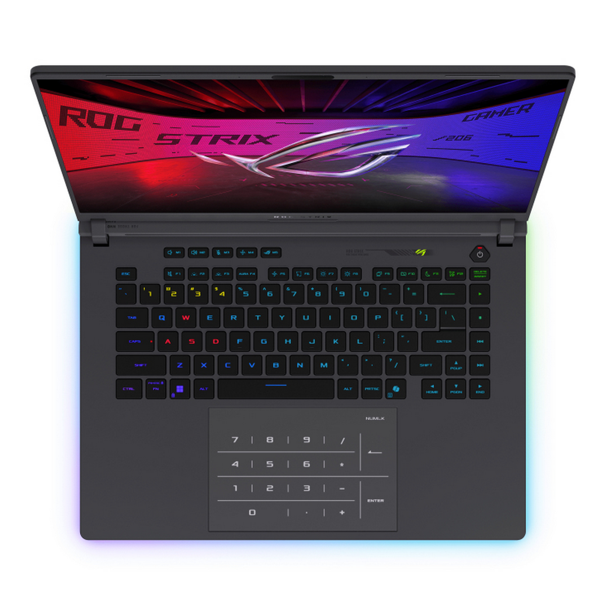 Laptop z klawiaturą RGB. Wyświetlacz pokazuje logo gry, laptop otwarty.