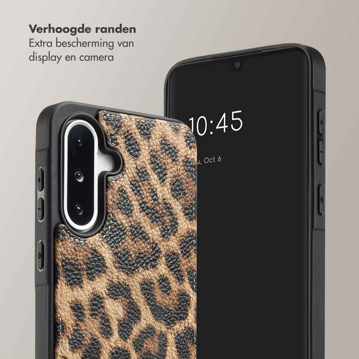 Telefoonhoesje met luipaardprint op een zwarte telefoon. De telefoon toont de tijd. Neutrale achtergrond.