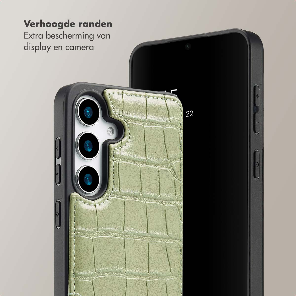 Groene telefoonhoes met krokodillenleertextuur met een telefoon ernaast.