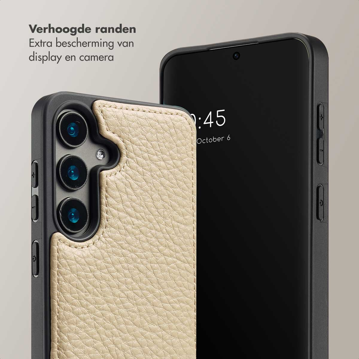 Primo piano di un telefono con custodia beige strutturata, accanto a un telefono nero, che mostra l'ora.