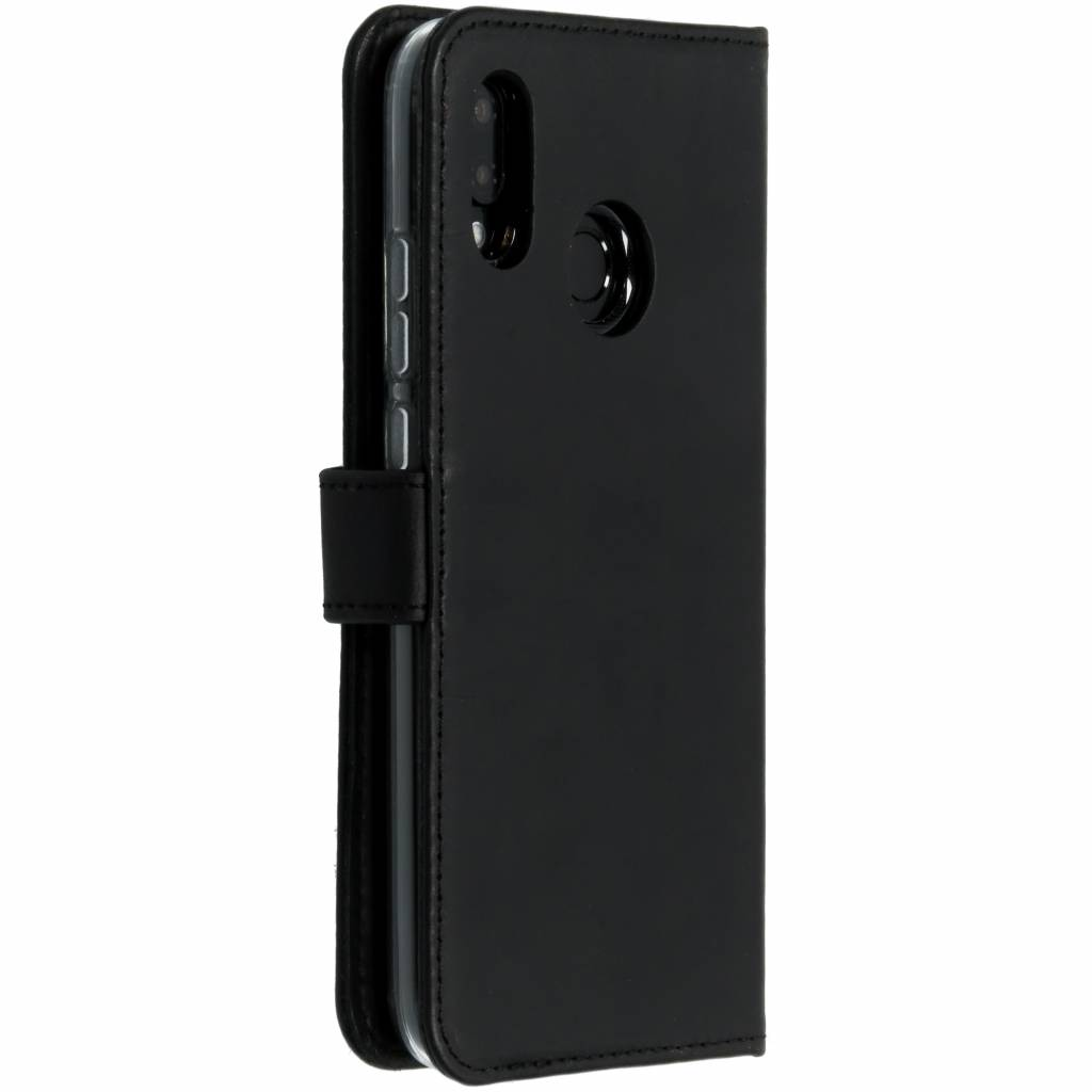 Custodia per telefono nera in stile libro, chiusa. La custodia è realizzata in materiale nero lucido con un ritaglio per la fotocamera.