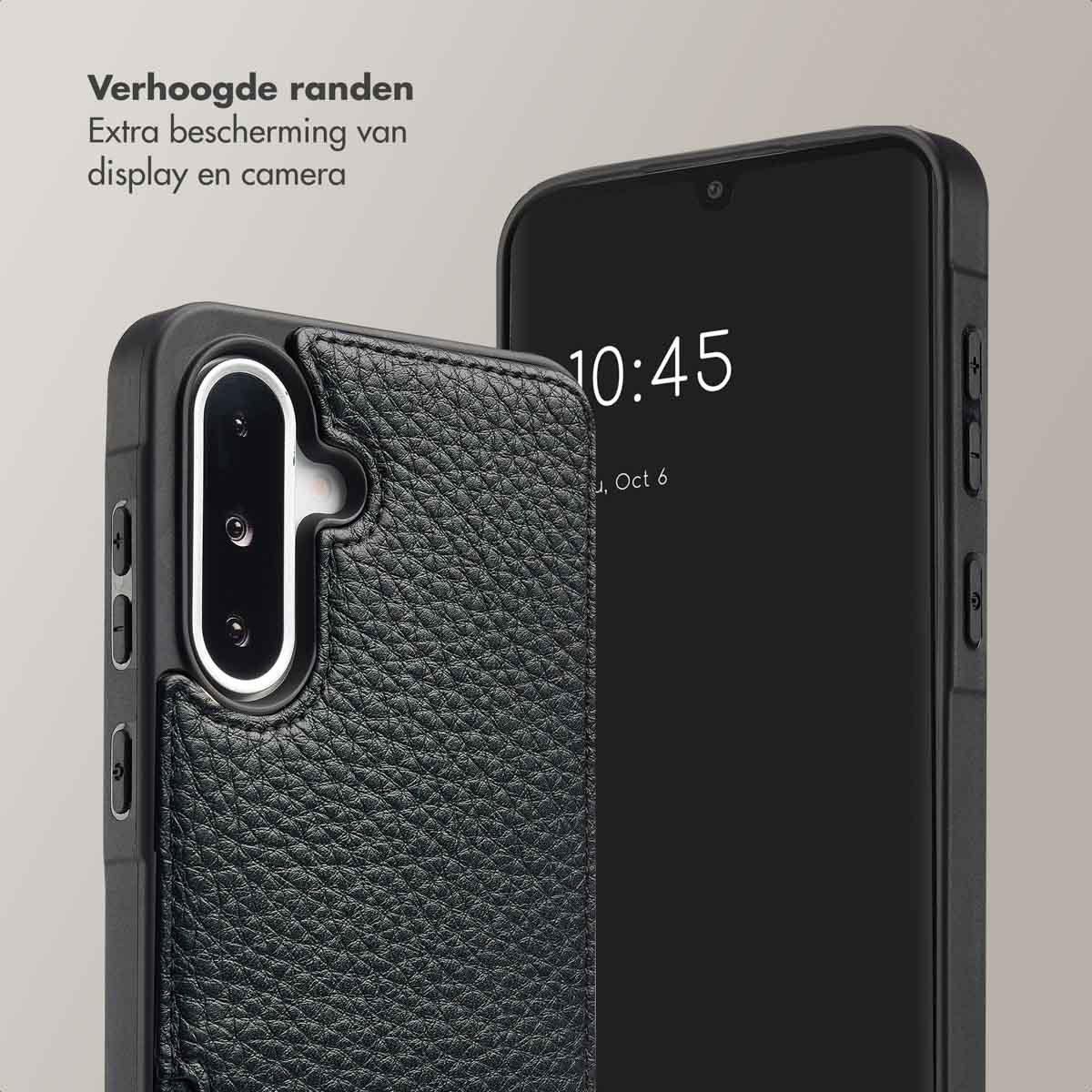 Close-up van een telefoon met een zwarte gestructureerde hoes, naast een zwarte telefoon, met de tijd.