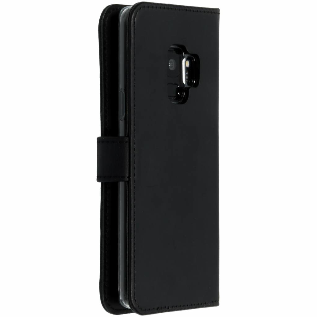 Gesloten zwarte telefoonhoes met een magnetische sluiting, zijaanzicht, met de omtrek van de telefoon.