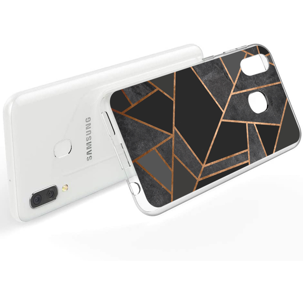 Weißes Samsung-Telefon mit einer schwarz-goldenen Hülle mit geometrischem Muster.