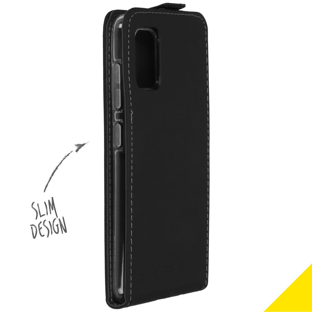 Custodia per telefono nera in vista laterale. Il testo indica un design sottile. Mostra una custodia con dettagli di cucitura sul lato.