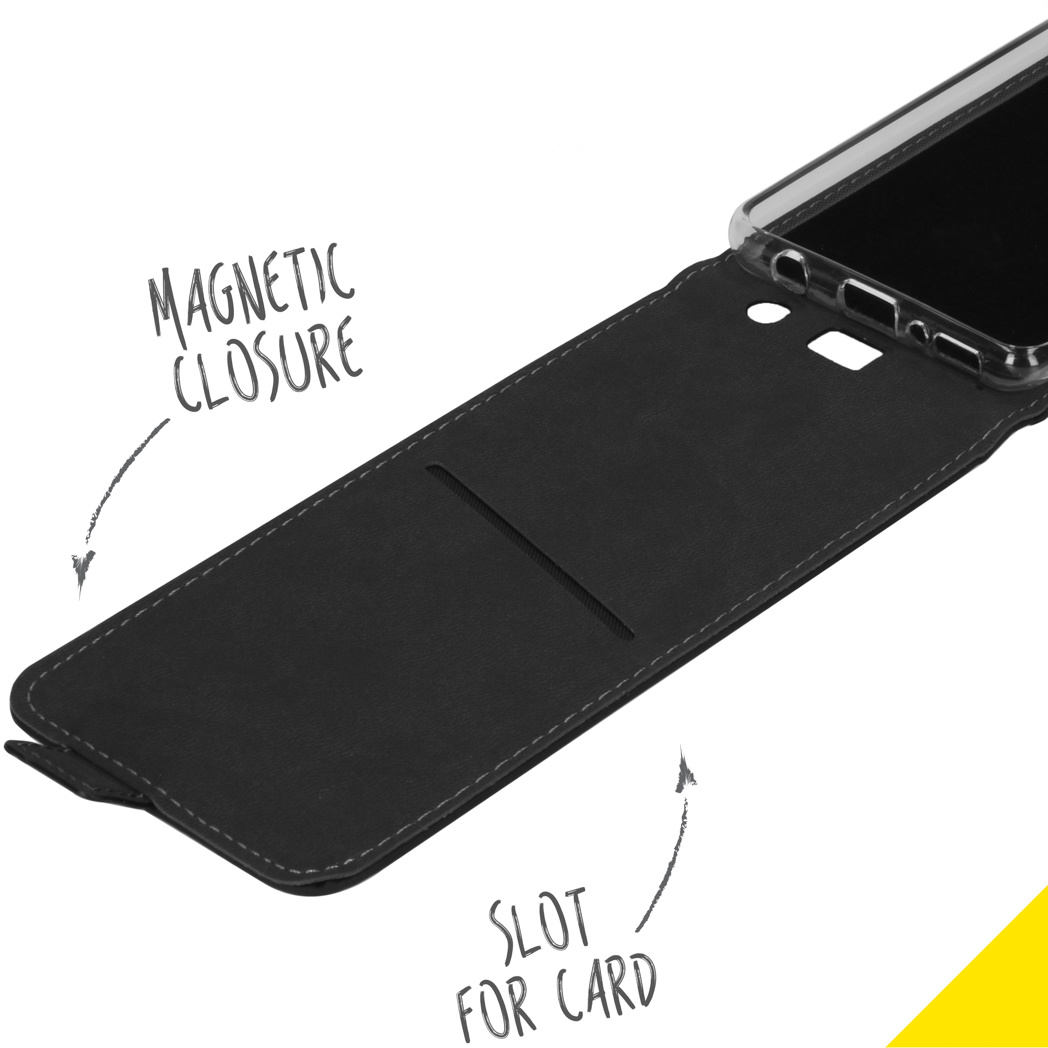 Custodia per telefono nera aperta, con fessura per carte e chiusura magnetica. Il testo è scritto in bianco.