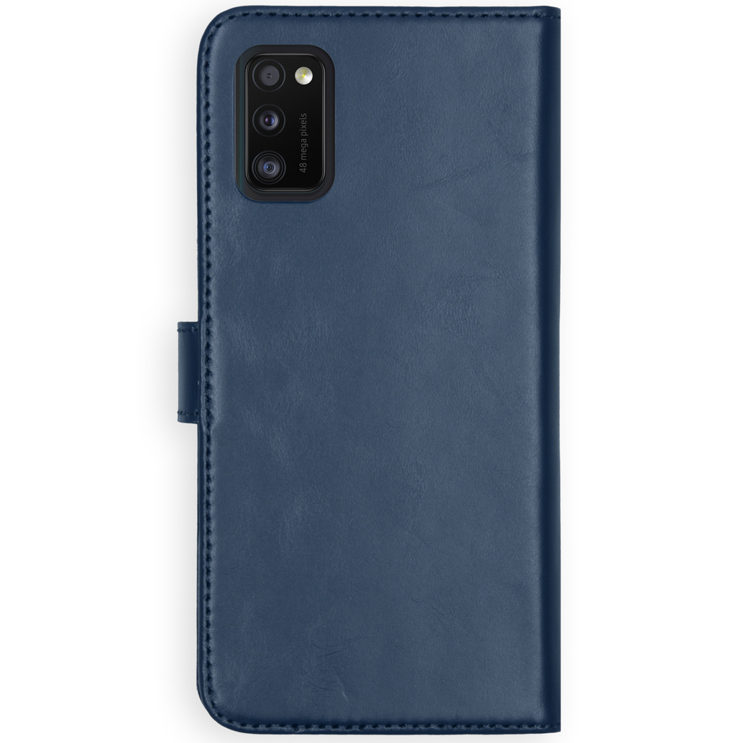 Un étui de téléphone bleu avec un couvercle fermé, montrant l'arrière du téléphone, avec l'appareil photo.