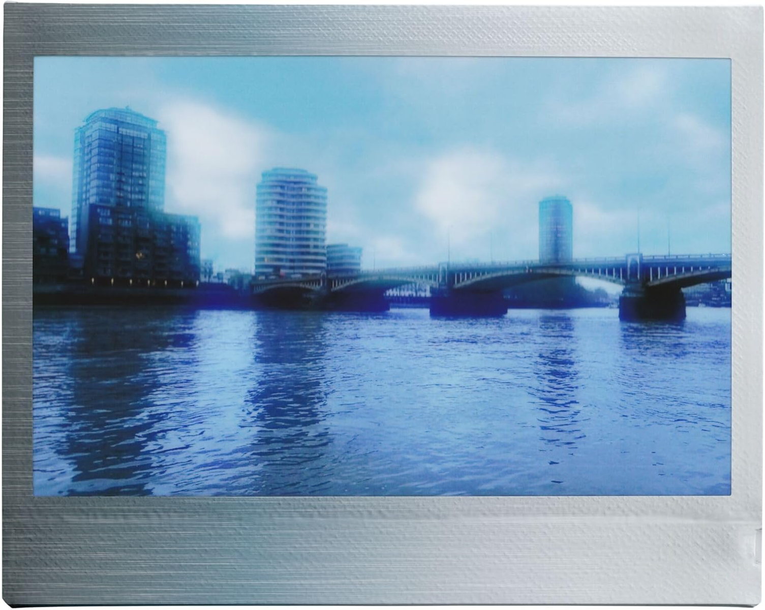 Computerbildschirm mit Skyline einer Stadt mit Brücke über Wasser.