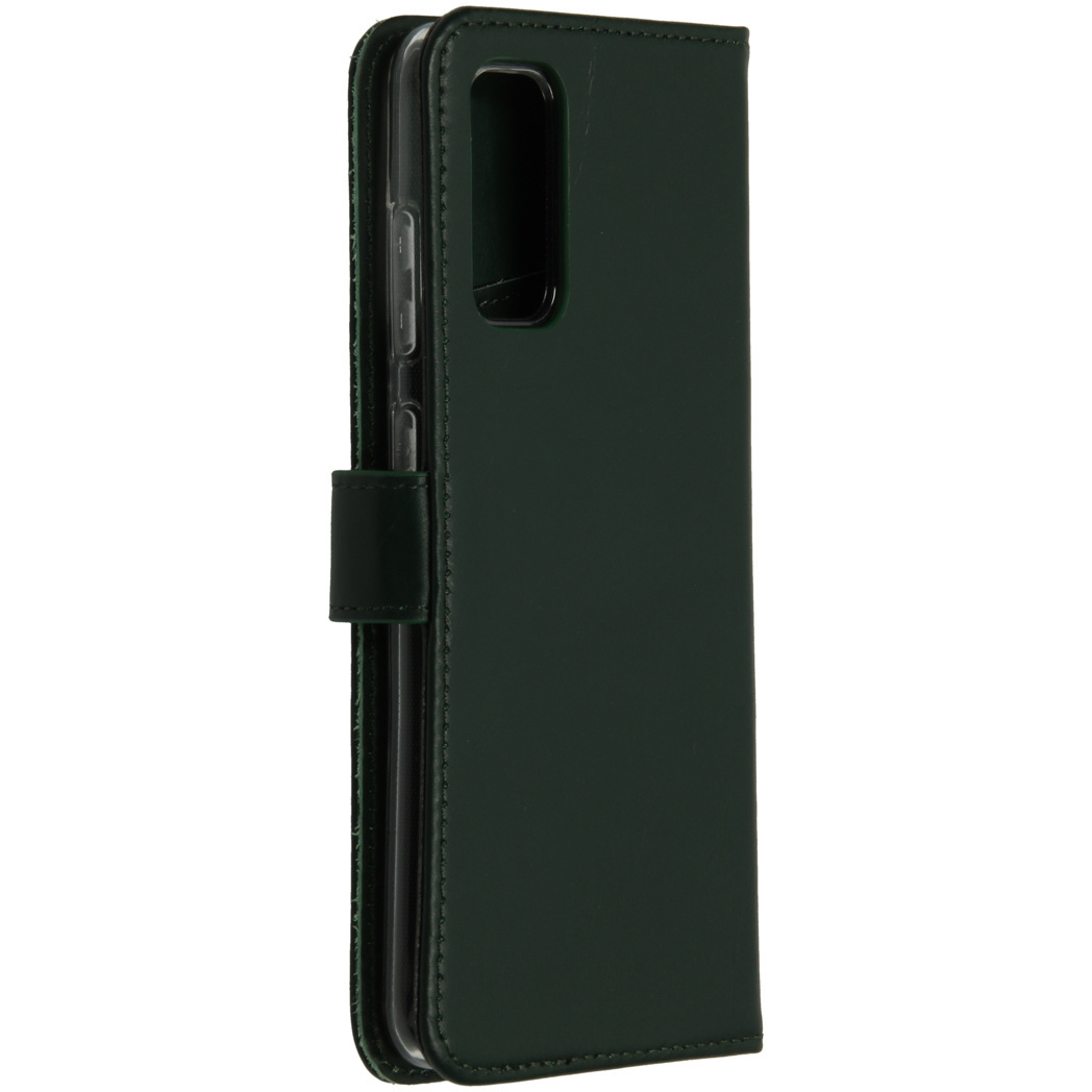 Gesloten groene telefoonhoes met een zwarte band. De achterkant heeft een cameraholte.