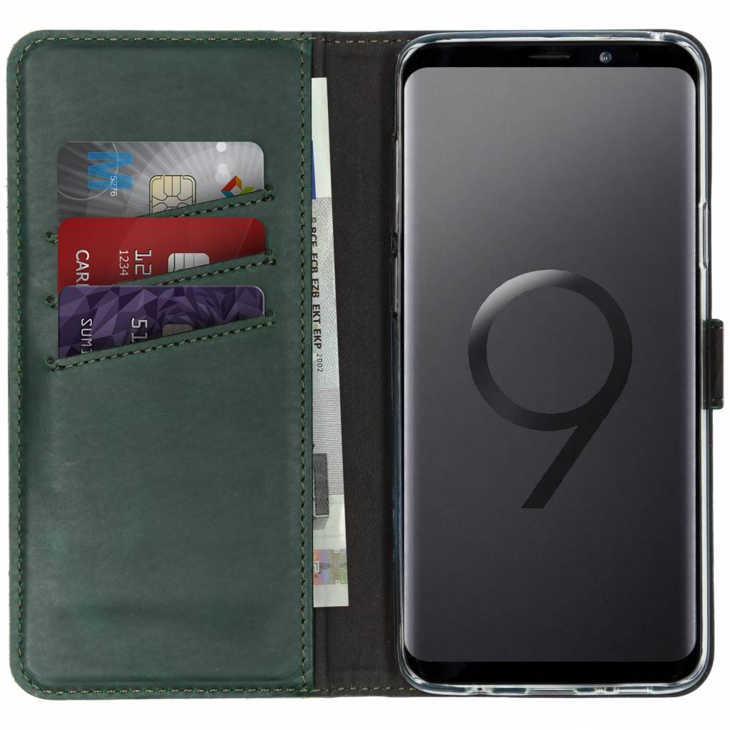 Étui de téléphone vert avec des emplacements pour cartes et un téléphone affichant un écran sombre.
