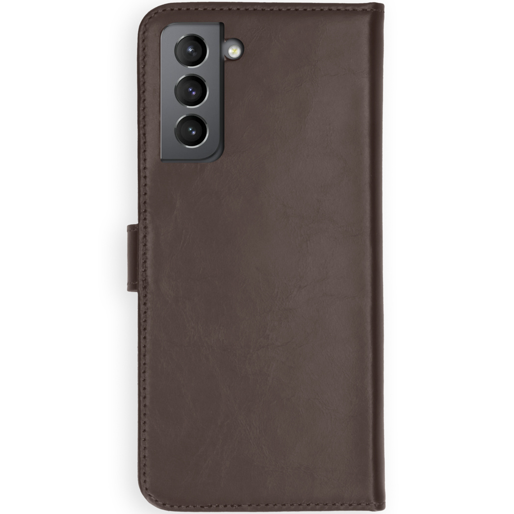 Étui de téléphone marron fermé avec triple caméra. Fond blanc.