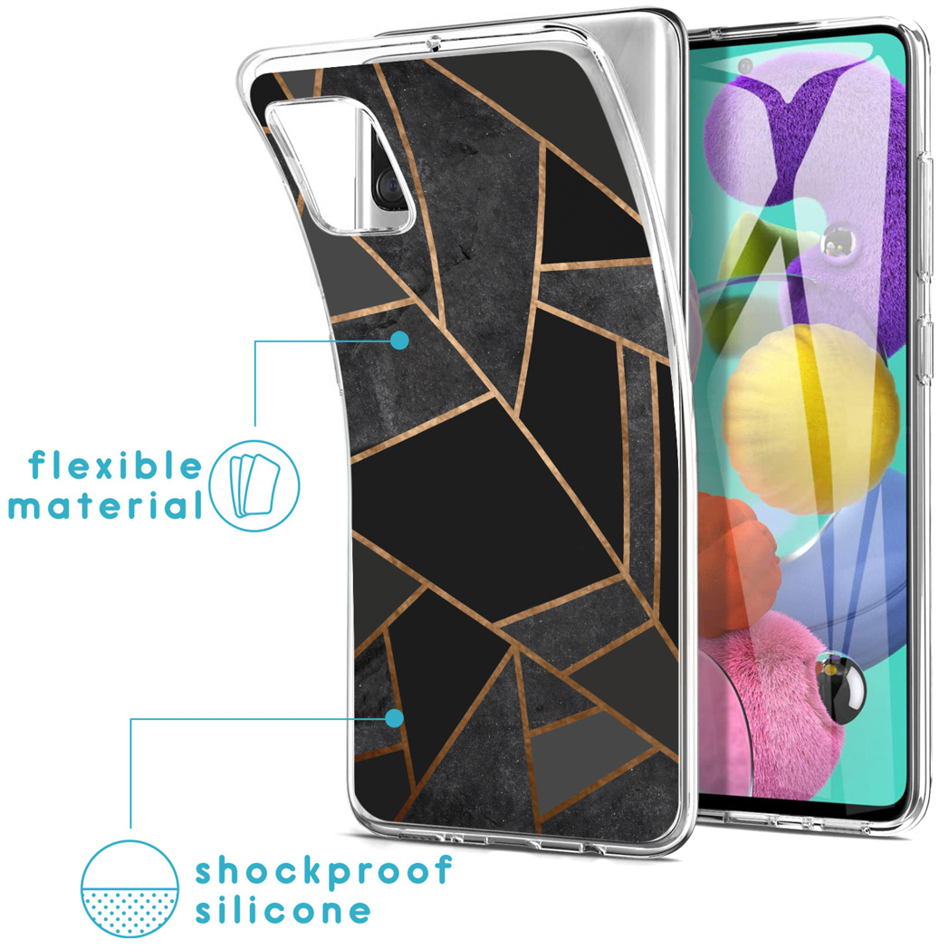 Custodia per telefono nera con design geometrico dorato. Testo: materiale flessibile e silicone antiurto.