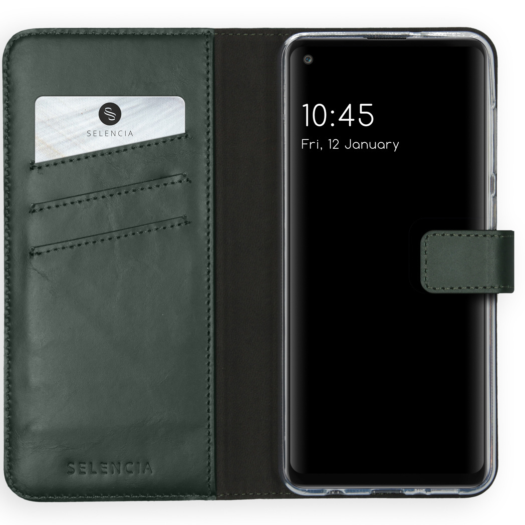 Groene leren telefoonhoes open, met telefoon erin. Kaart en Selencia-logo links.