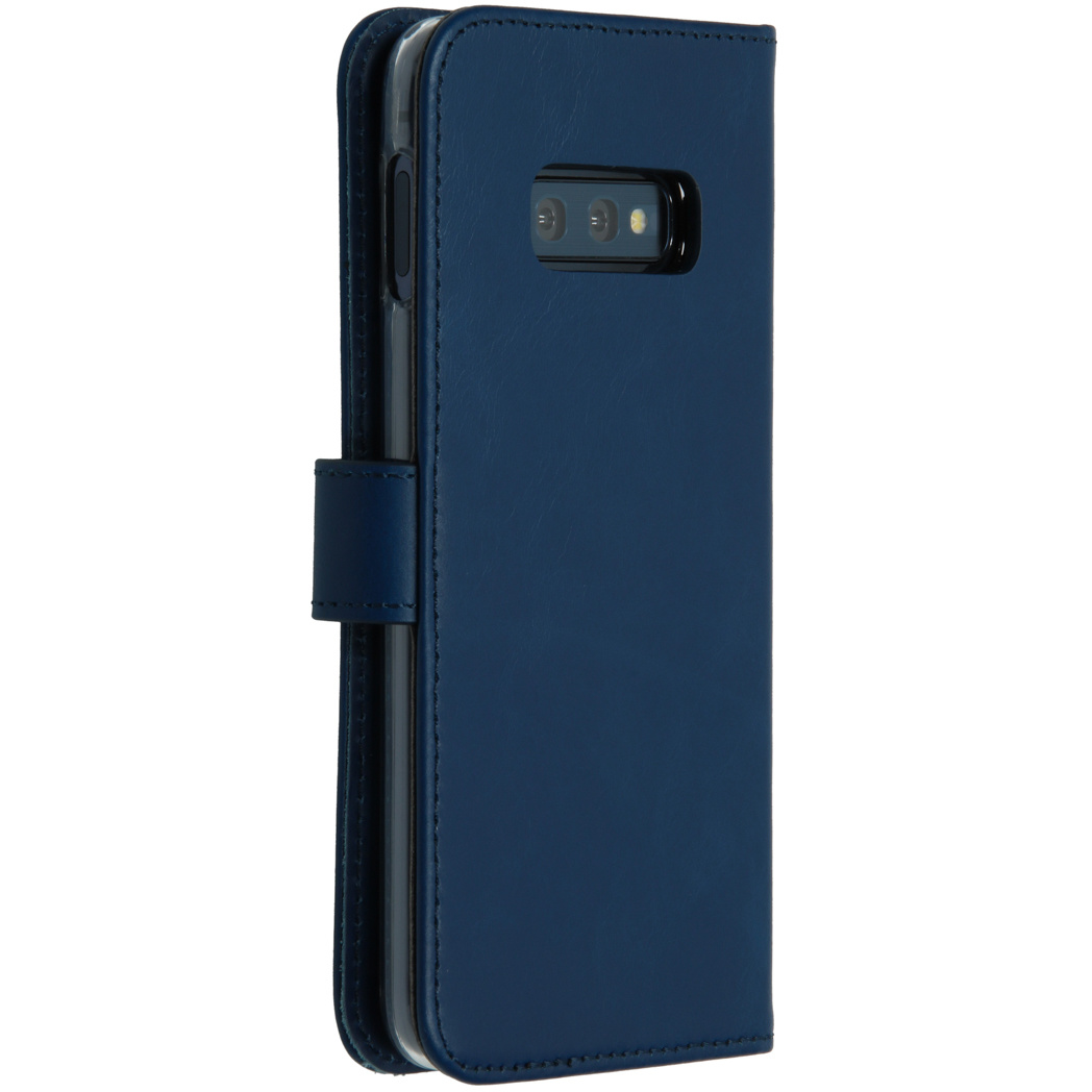 Donkerblauwe telefoonhoes, zijaanzicht. Toont de zijkant van de telefoon.