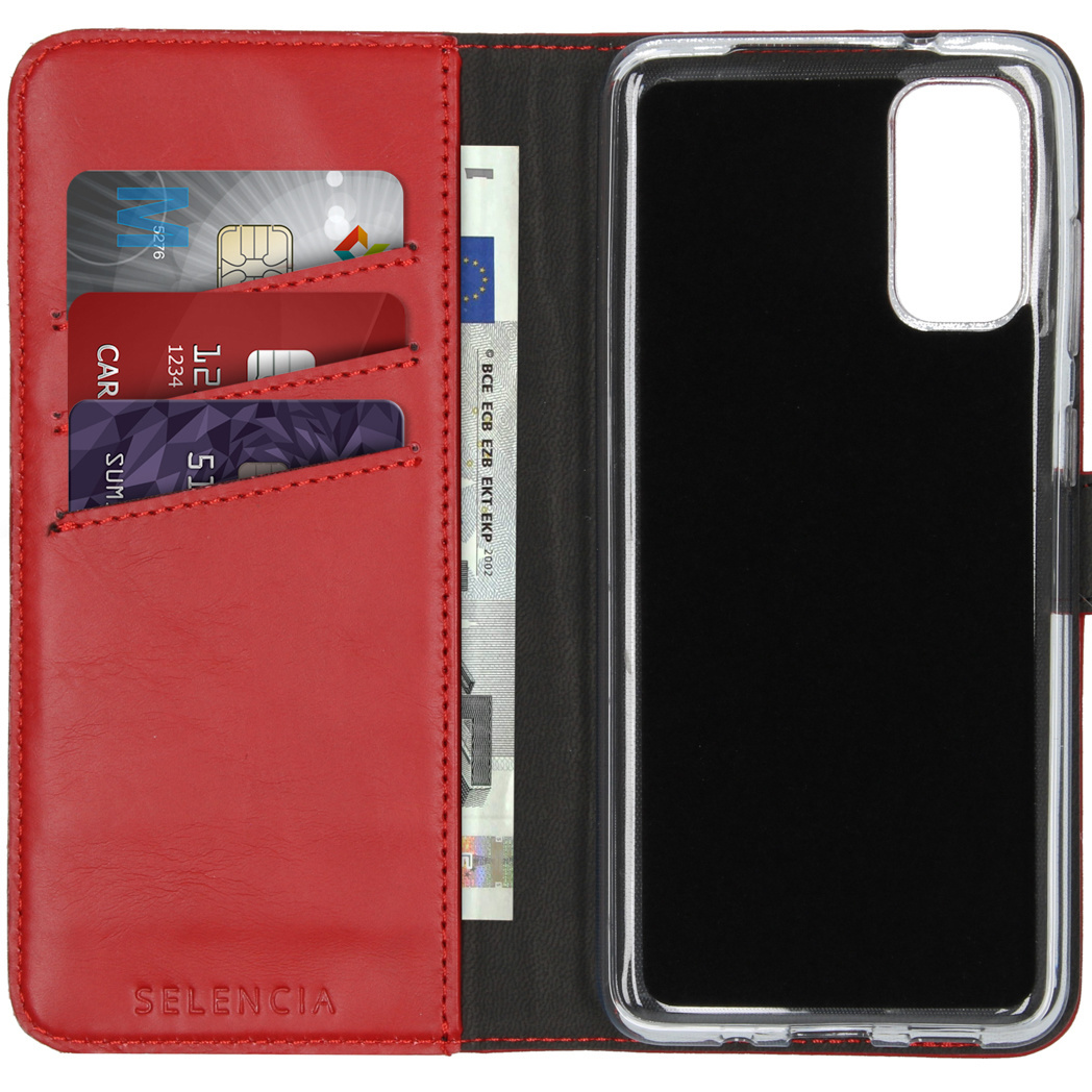 Rode telefoonhoes met kaarten, geld en telefoonscherm zichtbaar. De hoes is rood.