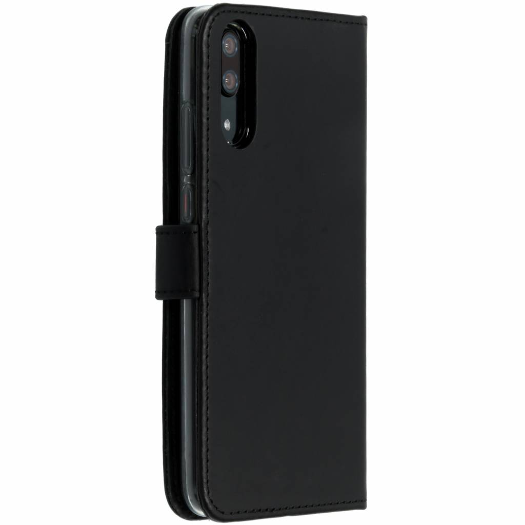 Étui de téléphone noir, fermé. Vue latérale de l'étui avec le rabat.