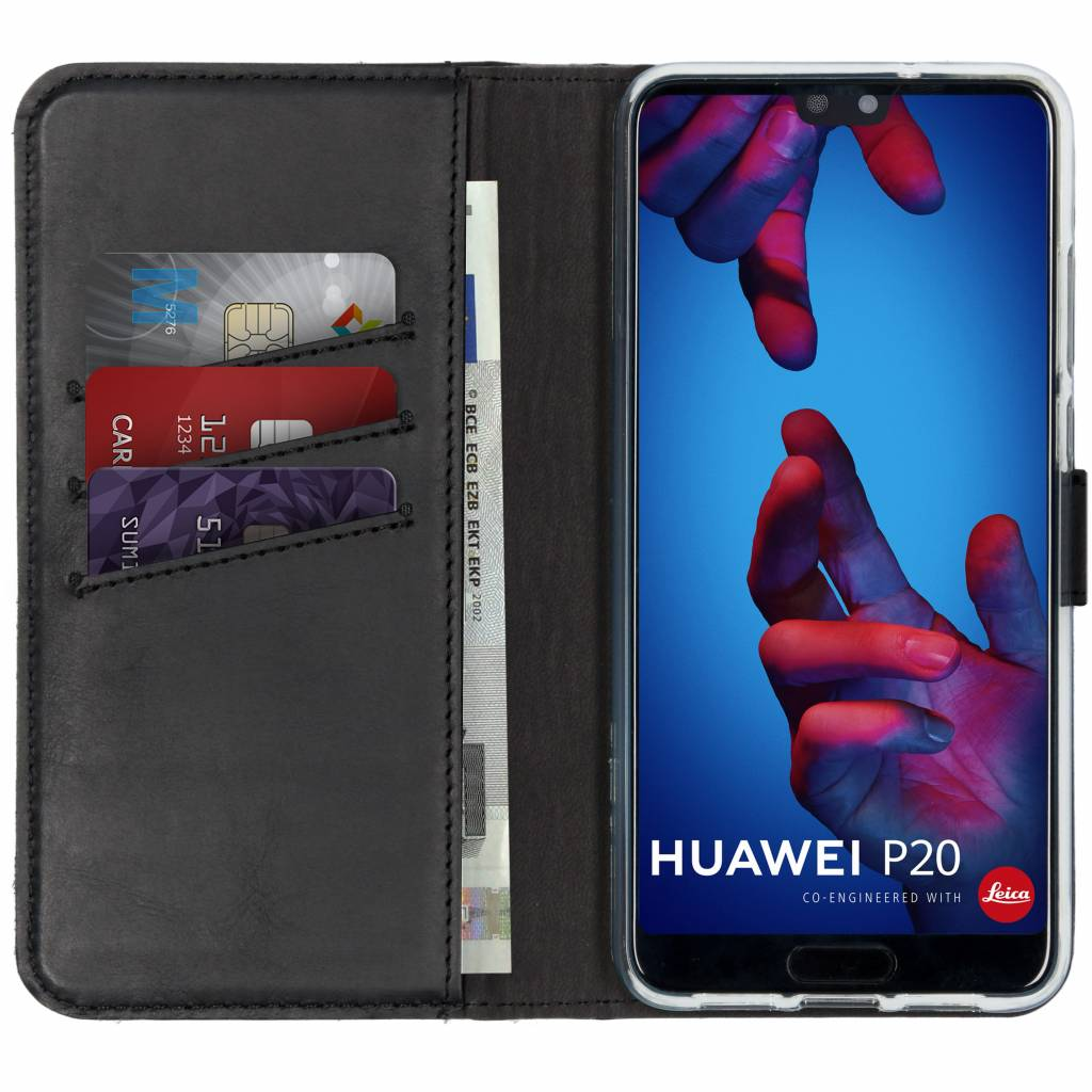 Étui de téléphone en cuir noir ouvert avec cartes et argent à l'intérieur. Le téléphone affiche une image de mains et HUAWEI P20.