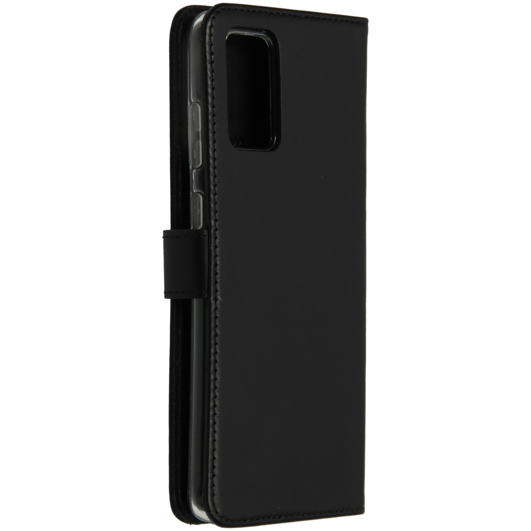 Étui portefeuille noir pour téléphone avec un téléphone à l'intérieur. L'étui a une fermeture magnétique.