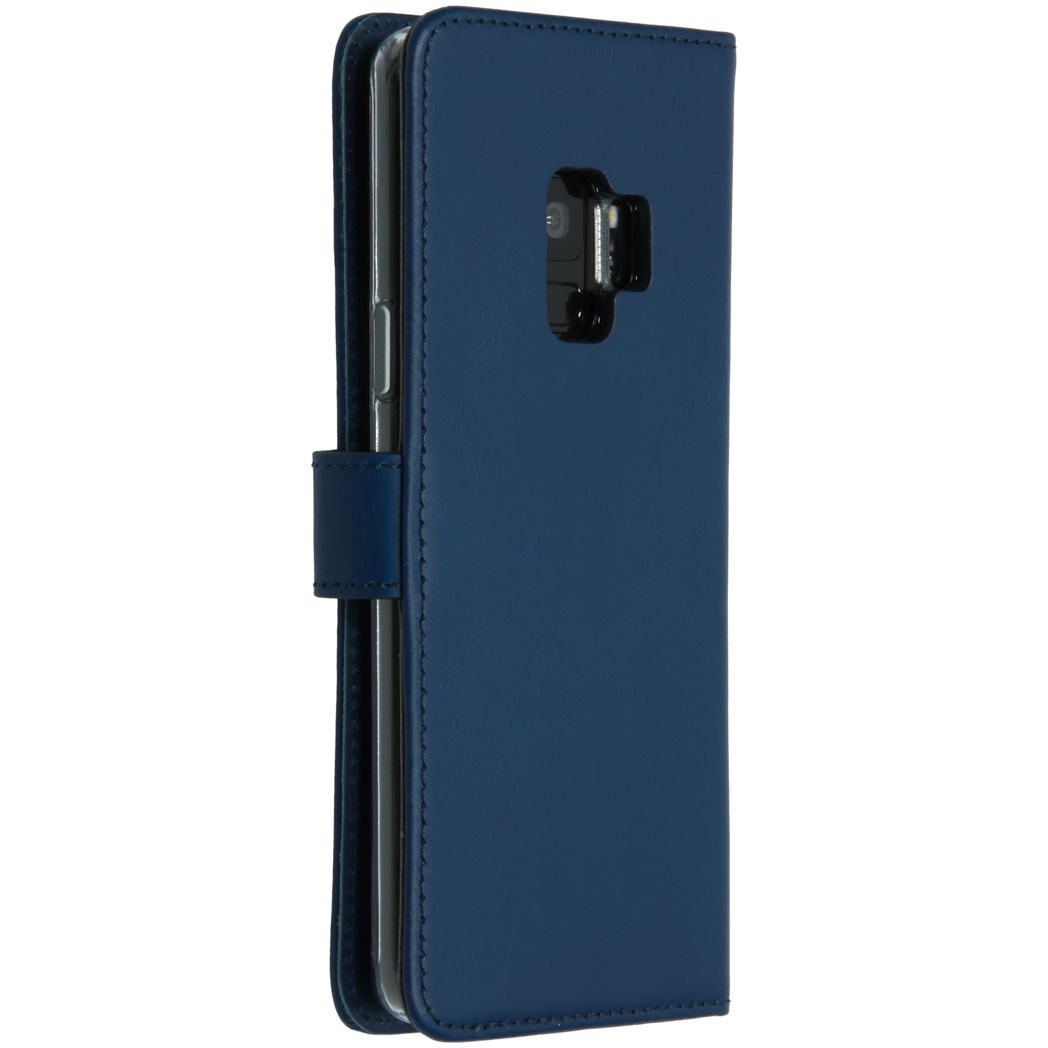 Étui de téléphone bleu fermé avec trou de caméra noir. Bouton et coutures visibles.