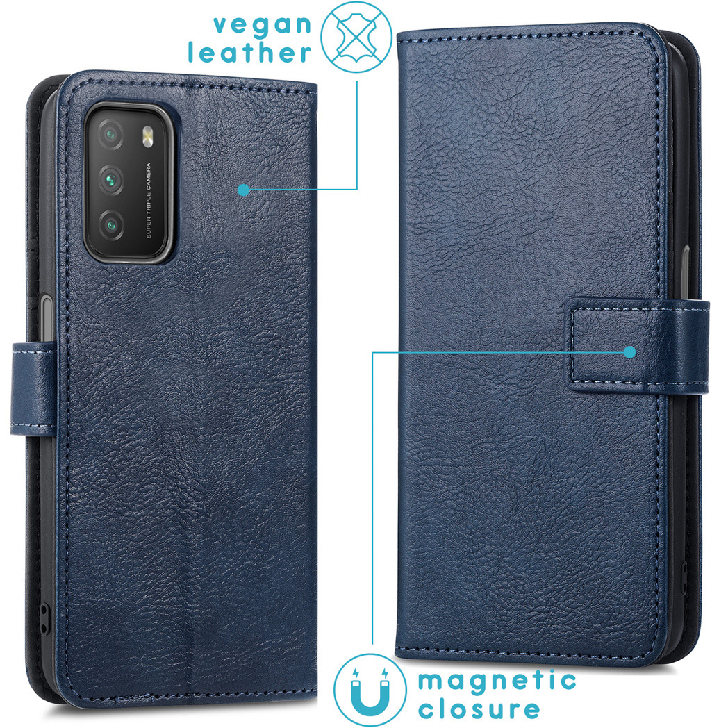 Blauwe vegan leren telefoonhoes, open. De labels tonen vegan leer en magnetische sluiting.